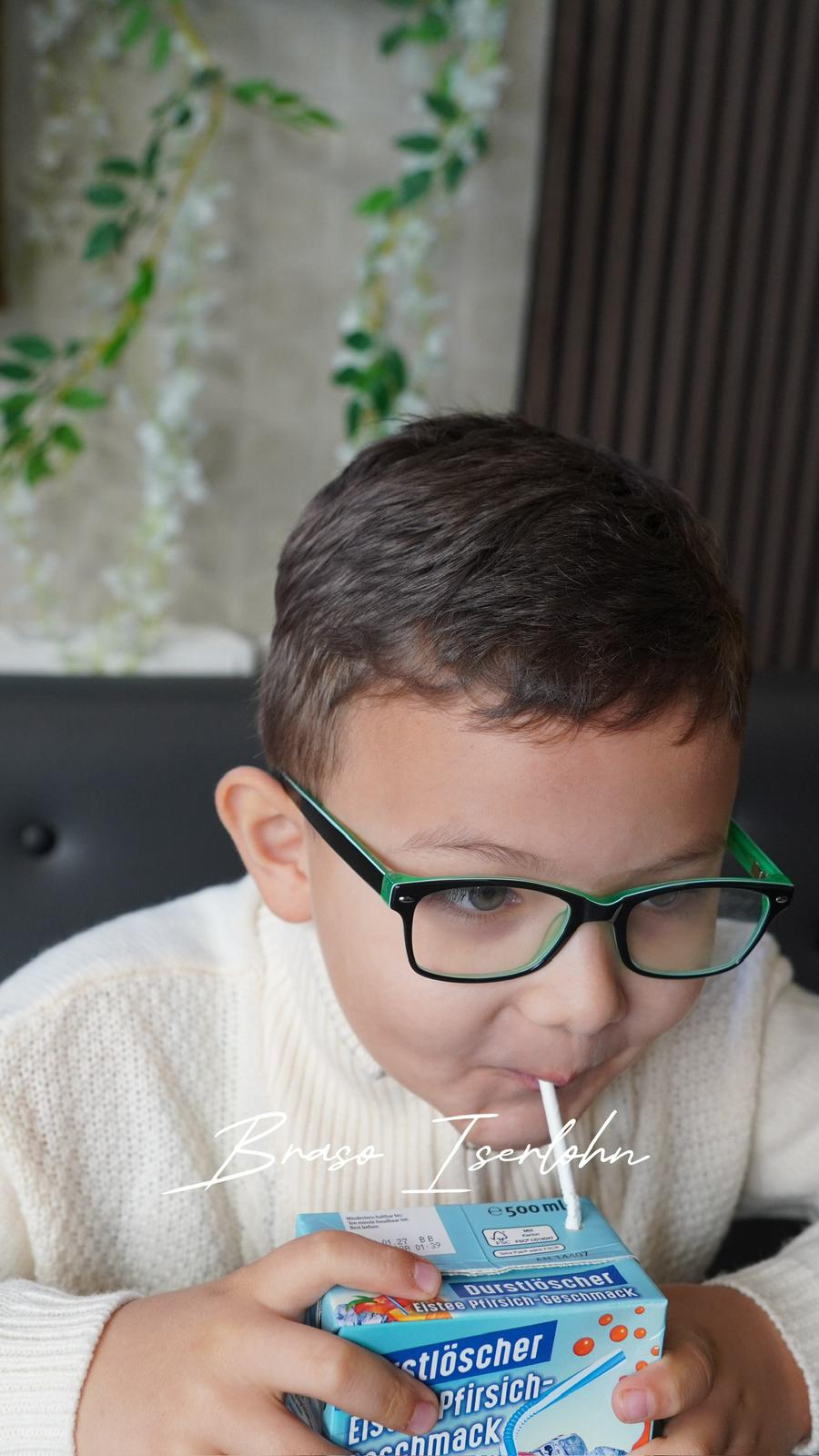 Kind trinkt bei Braso ein Getränk